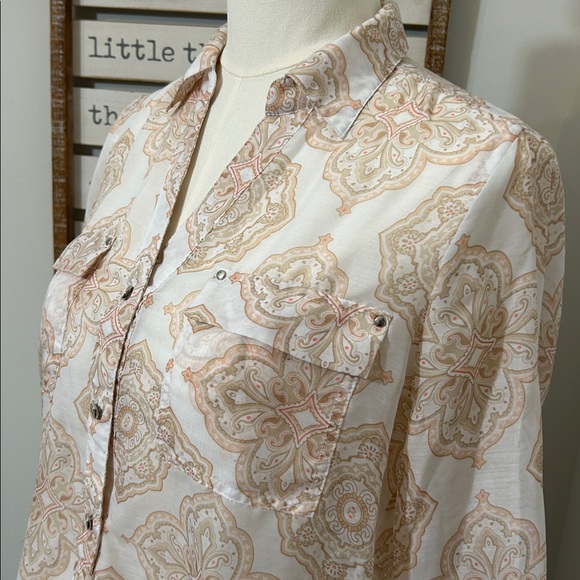 White House Black Market Tops - WHBM Medallion Print Sheer 1/2 Button Blouse Collared Light & Airy  Size 6